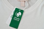 Klimaneutral: T-Shirt-Etikett mit dem Schriftzug "climate neutral"