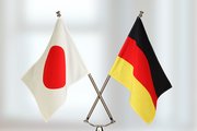 Japanische und deutsche Flagge