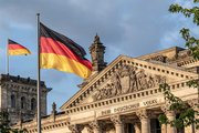 Bundestag mit Deutschlandflagge
