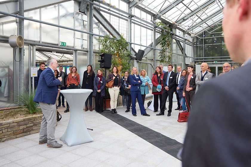 Prof. Dr. Dr. h.c. Michael Hoch (l.) begrüßt die Teilnehmenden zum Get-Together im Mittelmeerhaus der Botanischen Gärten der Universität Bonn