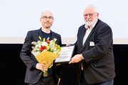Valentin Espert (links) wird Urlunde zum JRF-Dissertationspreis überreicht.