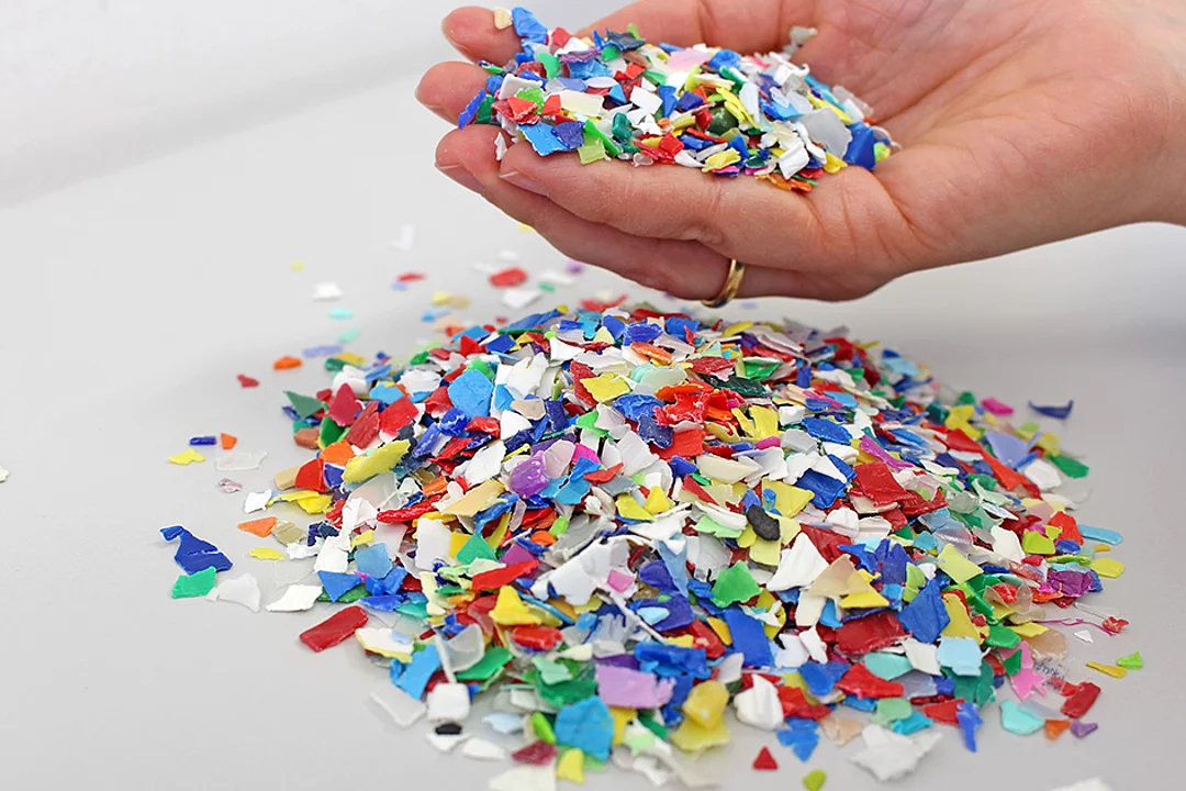 Die Abbildung zeigt aufbereitetes Kunststoff-Granulat, das für neue Produkte wiederverwendet werden kann.