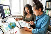 Zwei Frauen sitzen am Schreibtisch und forschen zu Nachhaltigkeitsthemen