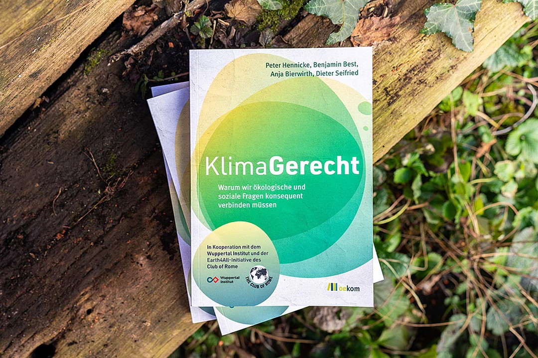 Das Buch "KlimaGerecht – Warum wir ökologische und soziale Fragen konsequent verbinden müssen" erscheint am 6. März 2025 im oekom Verlag. Quelle: Wuppertal Institut/L. Schenk