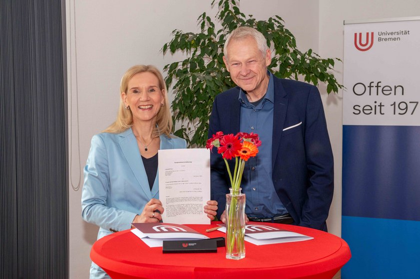 Unterzeichnet haben den Kooperationsvertrag Prof. Dr. Jutta Günther, Rektorin der Universität Bremen (l.) und Prof. Dr.-Ing. Manfred Fischedick (r.), Präsident und wissenschaftlicher Geschäftsführer des Wuppertal Instituts.