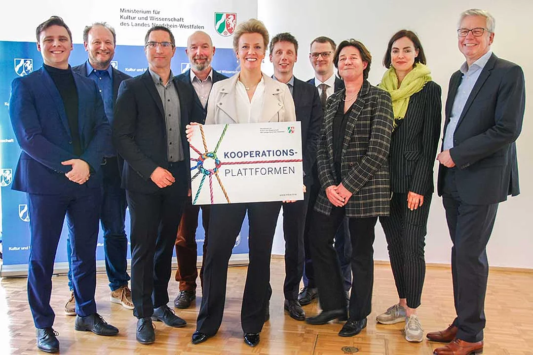 Die Vertretenden der Kooperationsplattformen bei der Übergabe der Förderbescheide