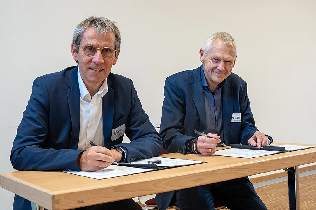 UW/H-Präsident Prof. Dr. Martin Butzlaff (l.) und Prof. Dr.-Ing. Manfred Fischedick, Präsident und wissenschaftlicher Geschäftsführer des Wuppertal Instituts, unterzeichneten am 22. August 2024 die Kooperationsvereinbarung.