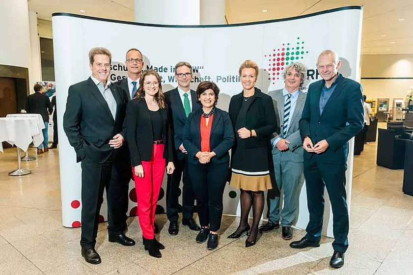 Ina Brandes, Ministerin für Kultur und Wissenschaft des Landes NRW und Berivan Aymaz, Vizepräsidentin des Landtags NRW mit Vorstandsmitgliedern und Leitthemensprechern der JRF