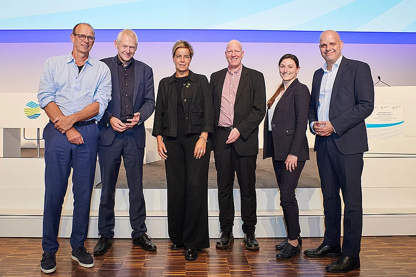 Personen v.l.n.r.: Dr. Christoph Sievering (Wissenschaftlicher Referent Wuppertal Institut), Prof. Dr. Manfred Fischedick (Präsident und wissenschaftlicher Geschäftsführer Wuppertal Institut), Mona Neubaur (Ministerin und stellv. Ministerpräsidentin des L