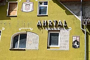 Hauswand mit Leuchtreklame-Schriftzug "Ahrtal"