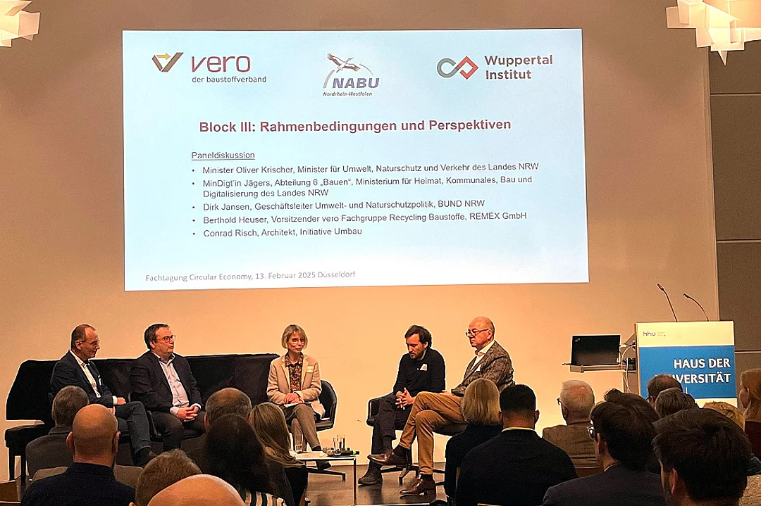 Während der Fachtagung "Circular Economy" diskutierten auf dem Panel (von links) Dirk Jansen (BUND NRW), Umweltminister Oliver Krischer (MUNV NRW), MinDigt’in Diane Jägers (MHKBD NRW), Conrad Risch (Initiative Umbau) und Berthold Heuser (REMEX GmbH) über