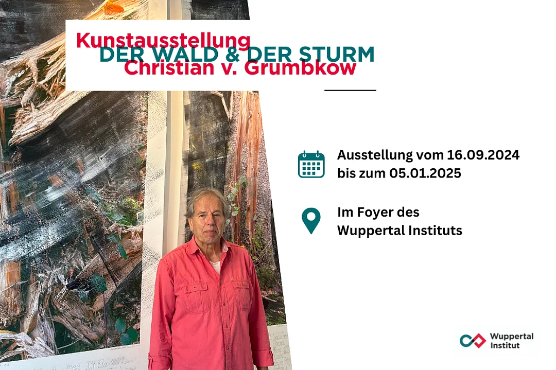 Der Maler Christian von Grumbkow vor Werken aus der Reihe “DER WALD & DER STURM", im Foyer des Wuppertal Instituts.